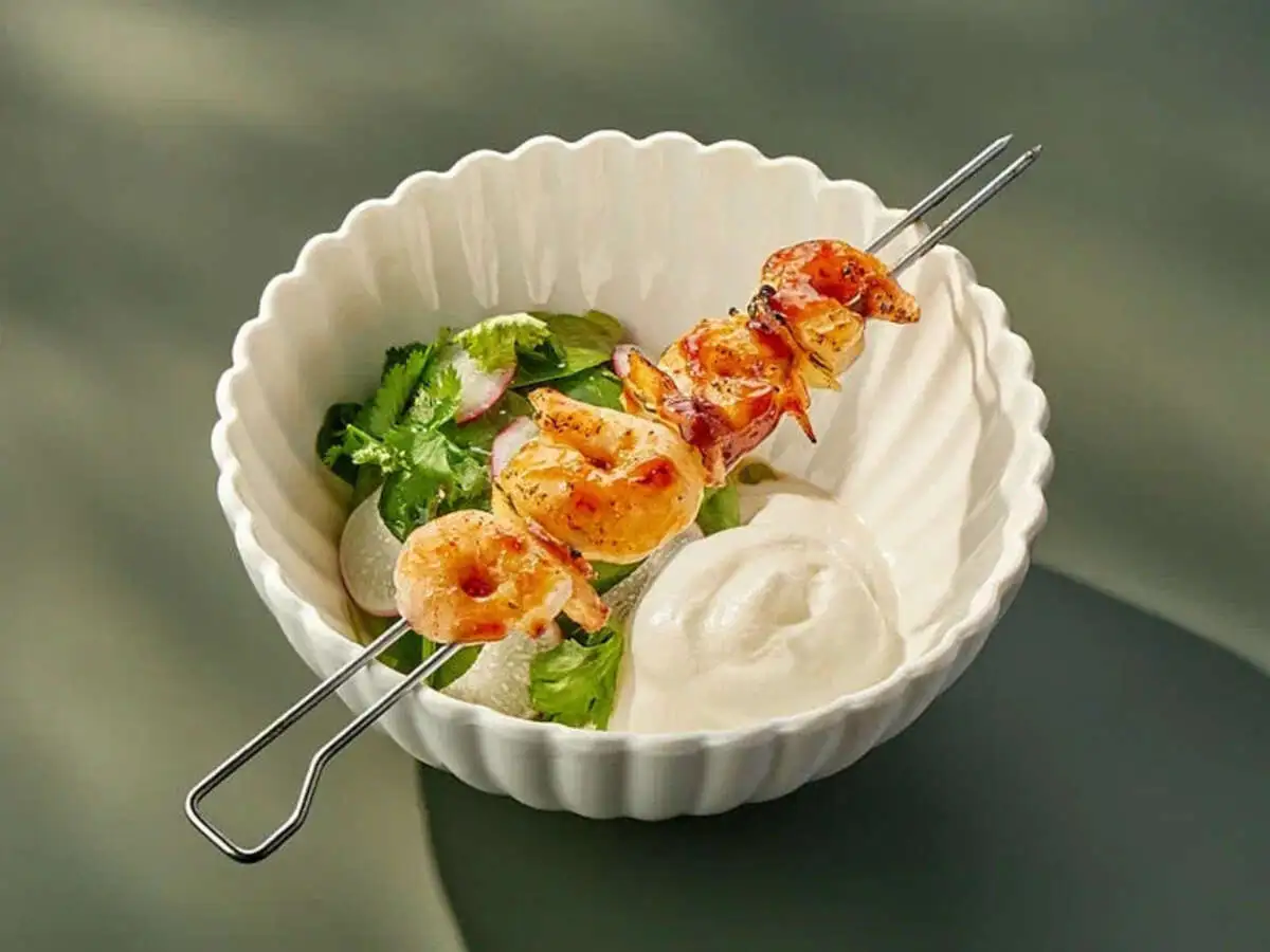 Салат с креветками и ананасом