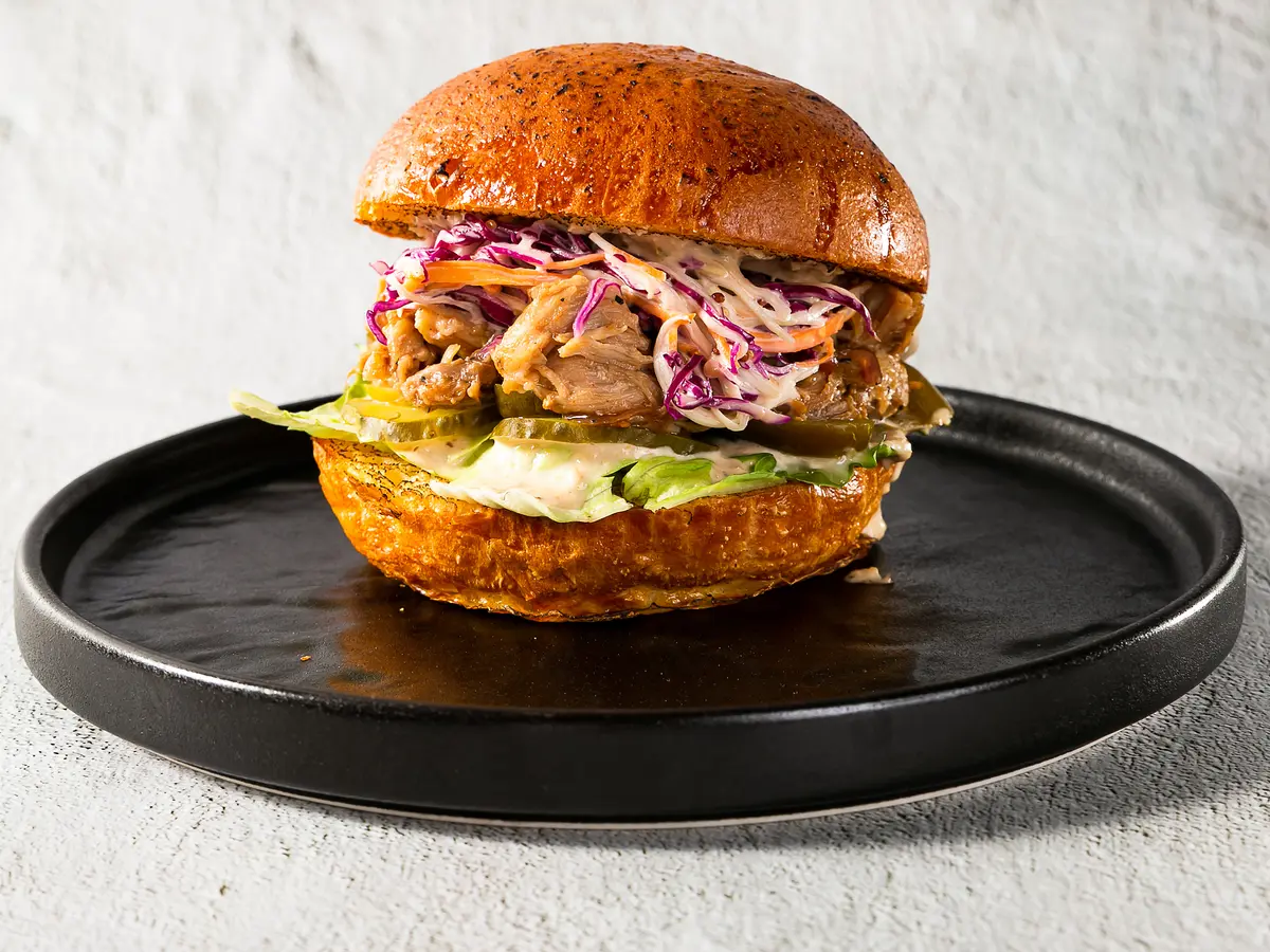 Бургер с рваной свининой