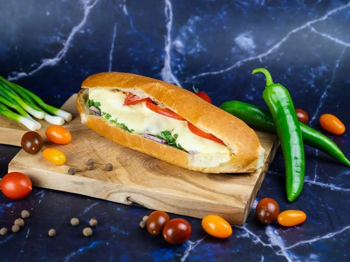 Шаурма с сыром Сулугуни, курицей в булочке