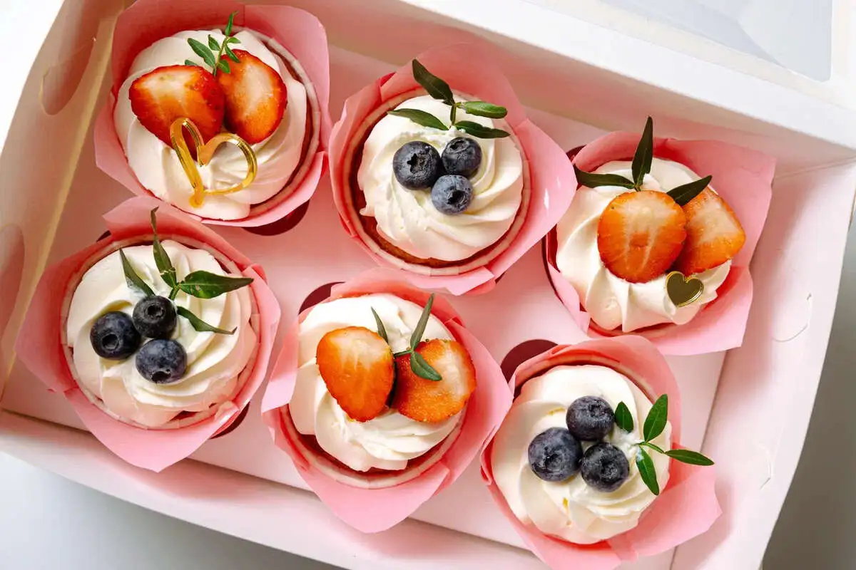 Капкейки с клубникой и голубикой