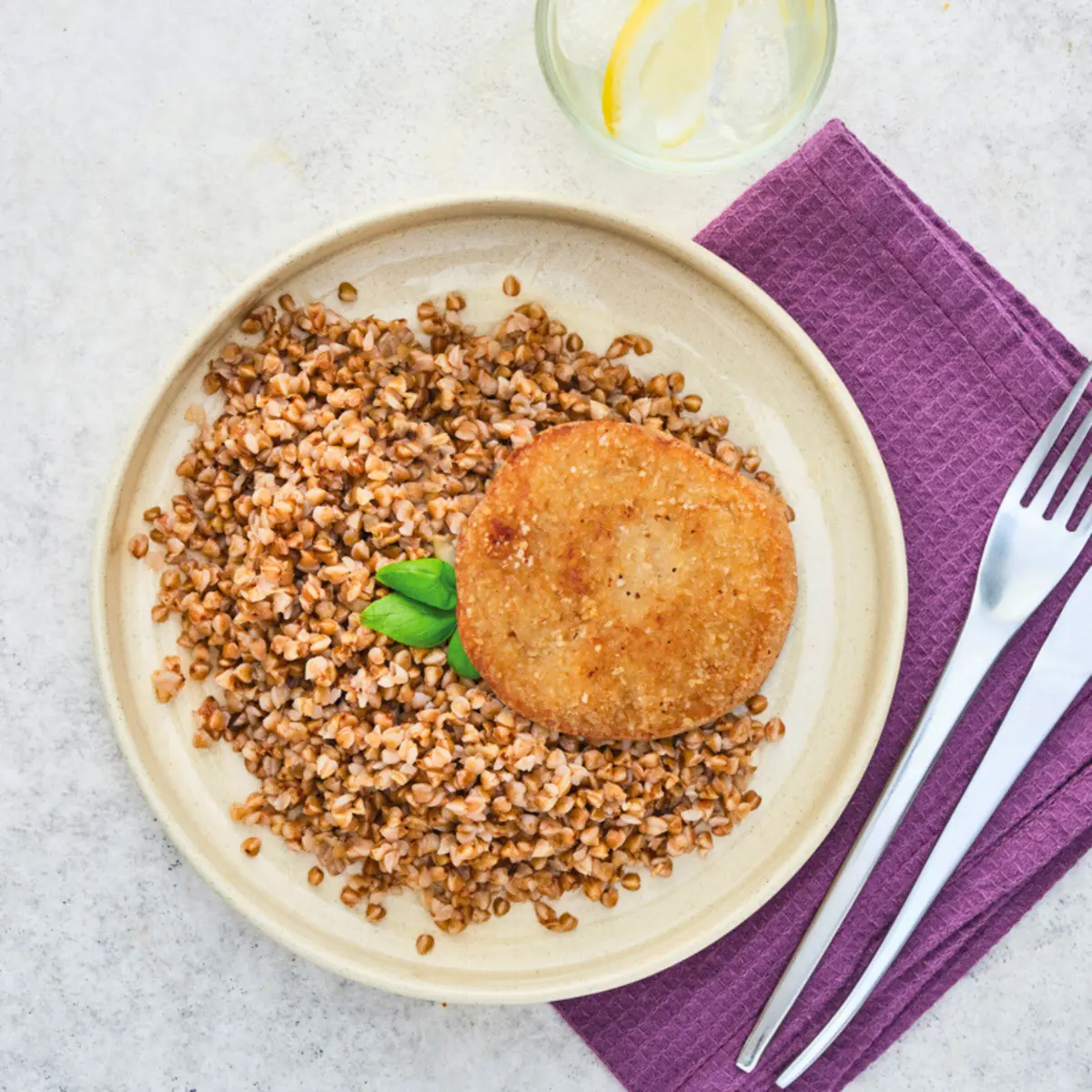 Котлета куриная с гречкой отварной