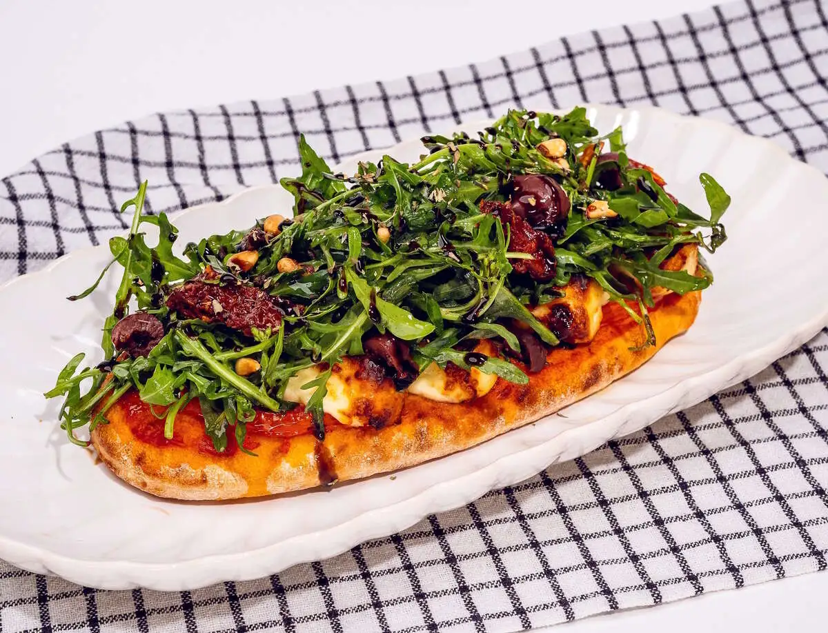 Халуми-рока брускета