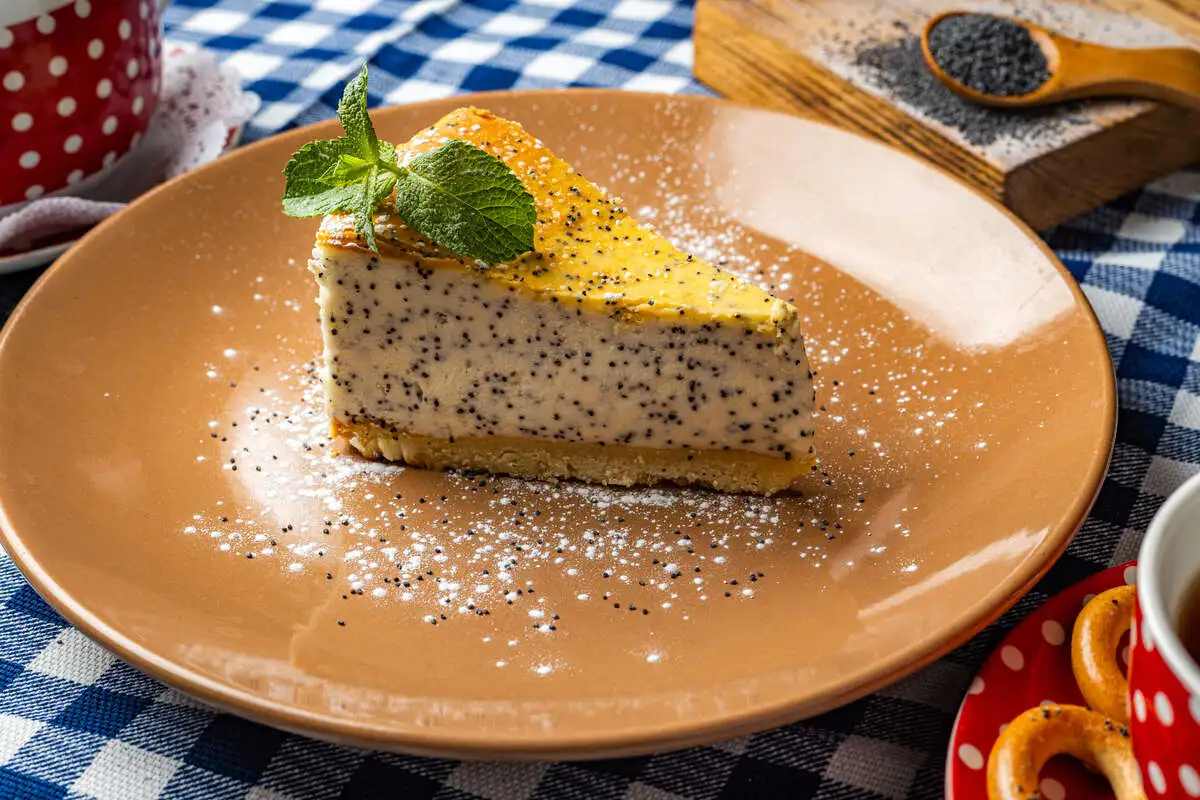 Маковый чизкейк с соленой карамелью, печеньем и молочным шоколадом