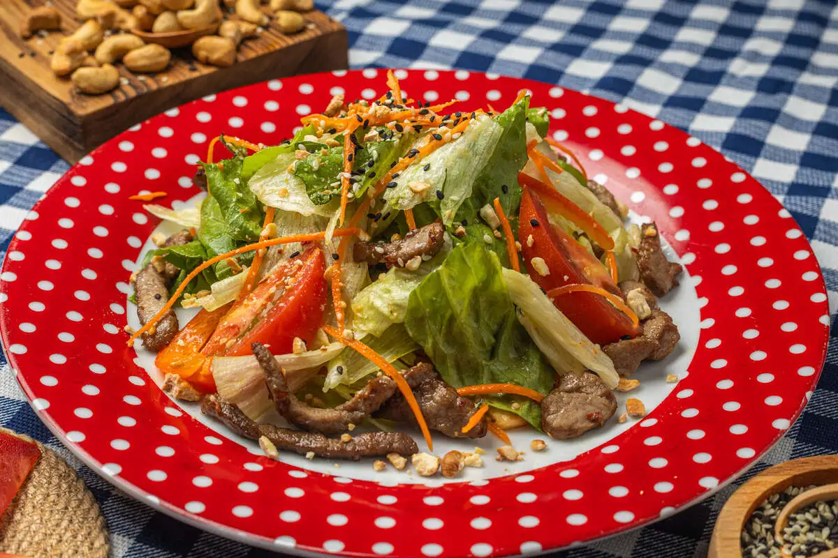 Салат со свининой вырезкой и апельсиновым соусом