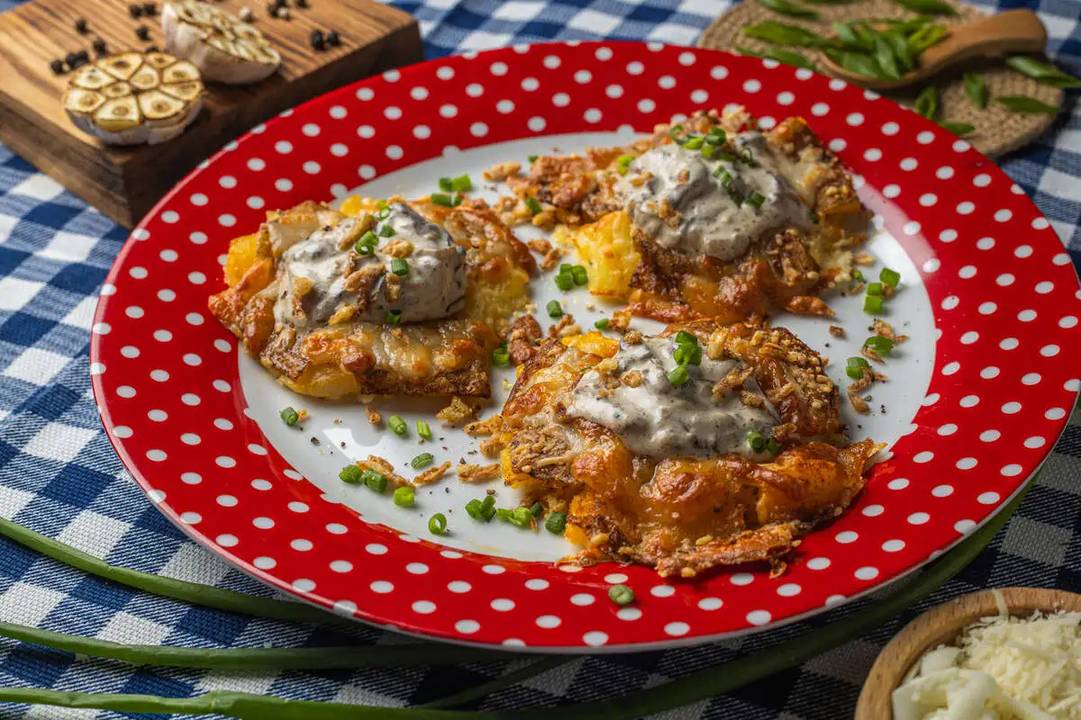 Жареный мятый картофель с грибами