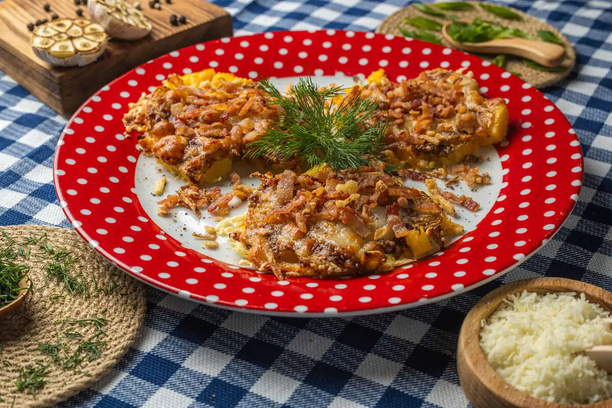 Жареный мятый картофель с беконом