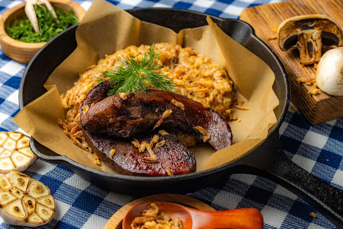 Жареные свиные язычки с гречкой и грибами