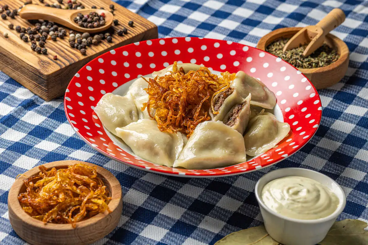 Вареники с ливером и чесночным соусом