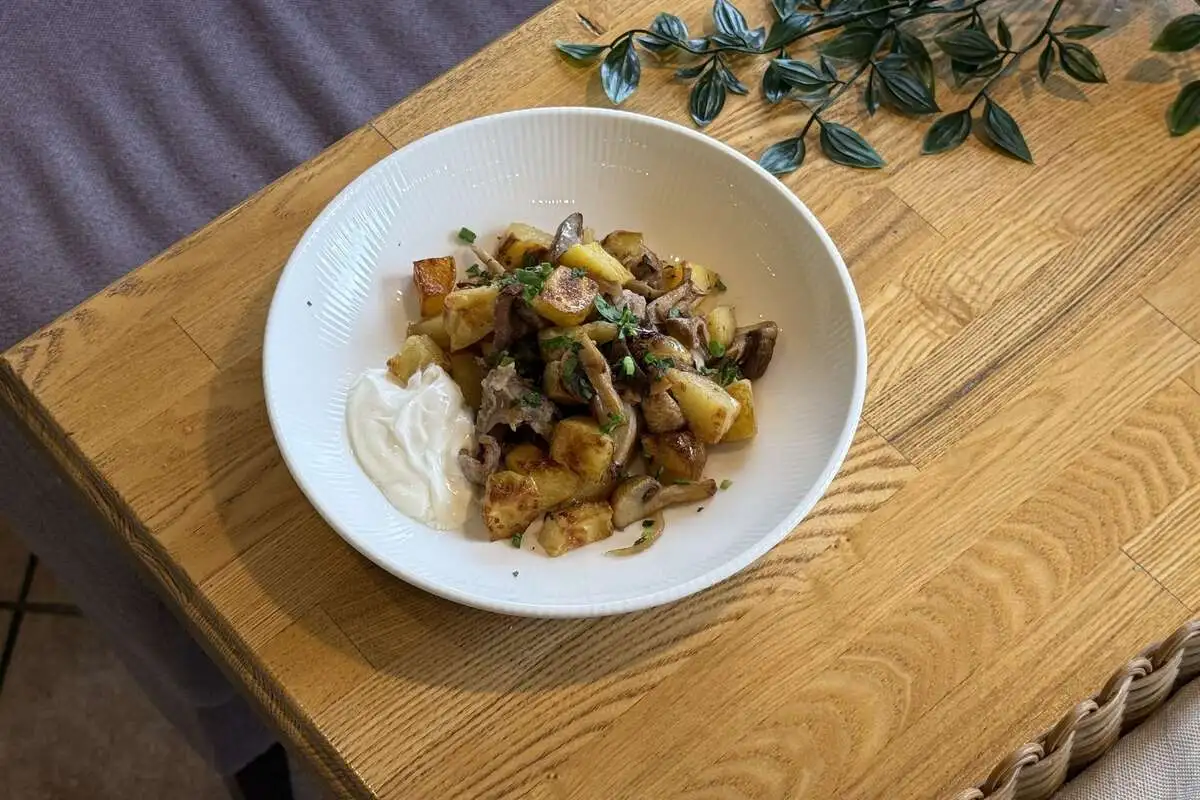 Жареная картошка со свининой и грибами