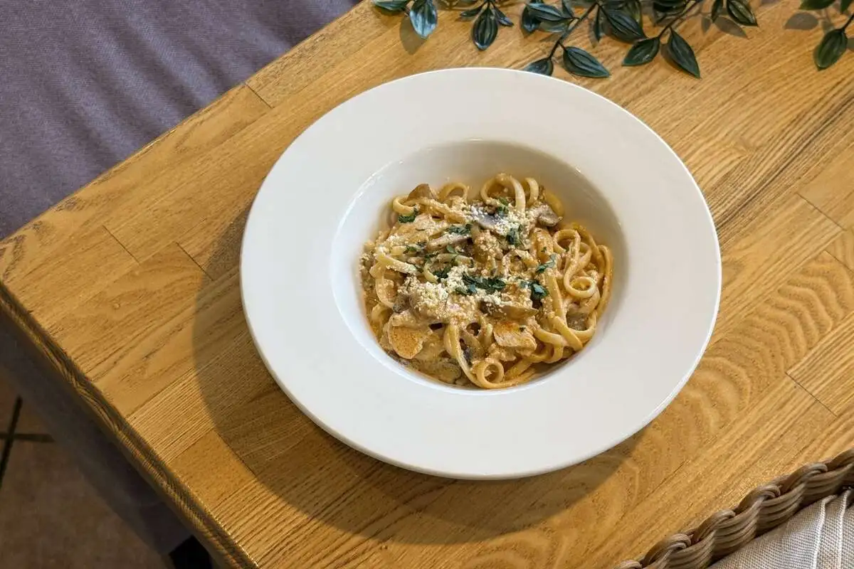 Паста с курицей в соусе том ям