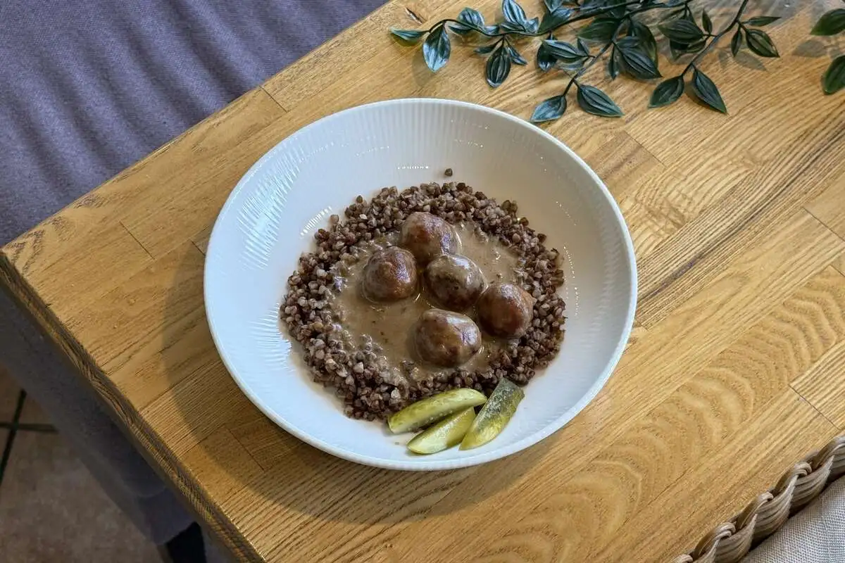 Куриные фрикадельки с гречкой