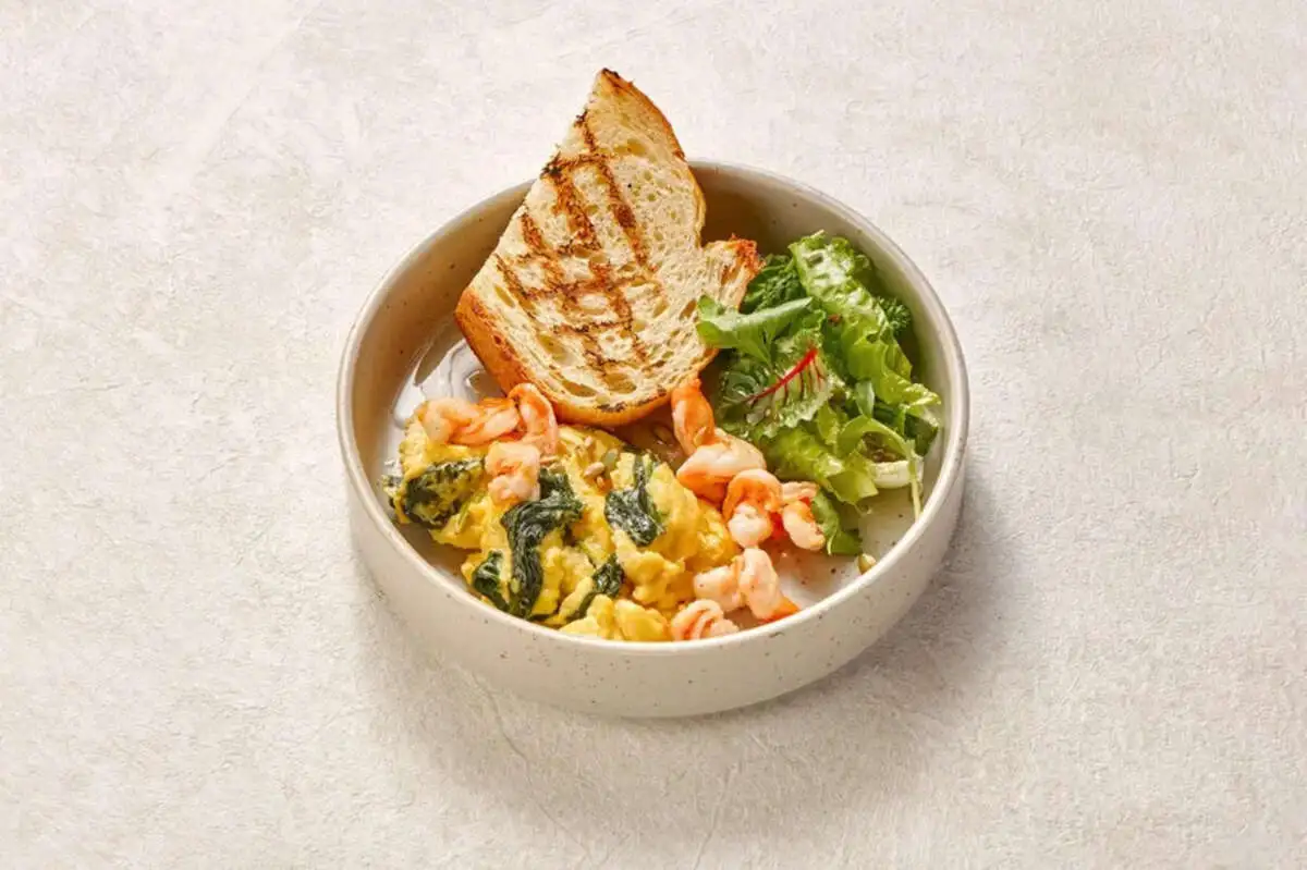 Шпинатный скрембл с креветками