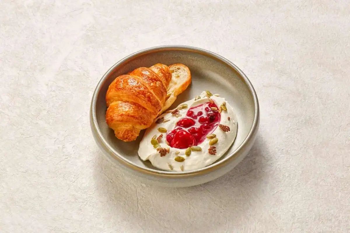 Взбитый творог с круассаном