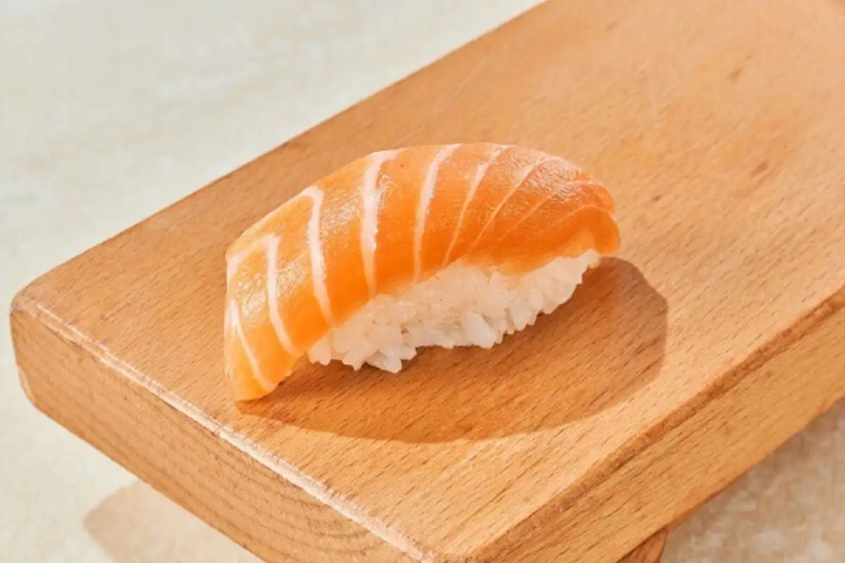Суши лосось