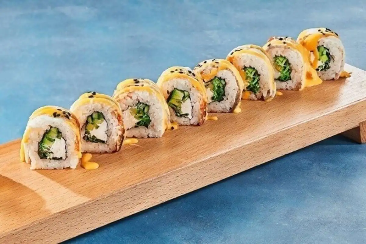 Ролл с угрем и соусом манго