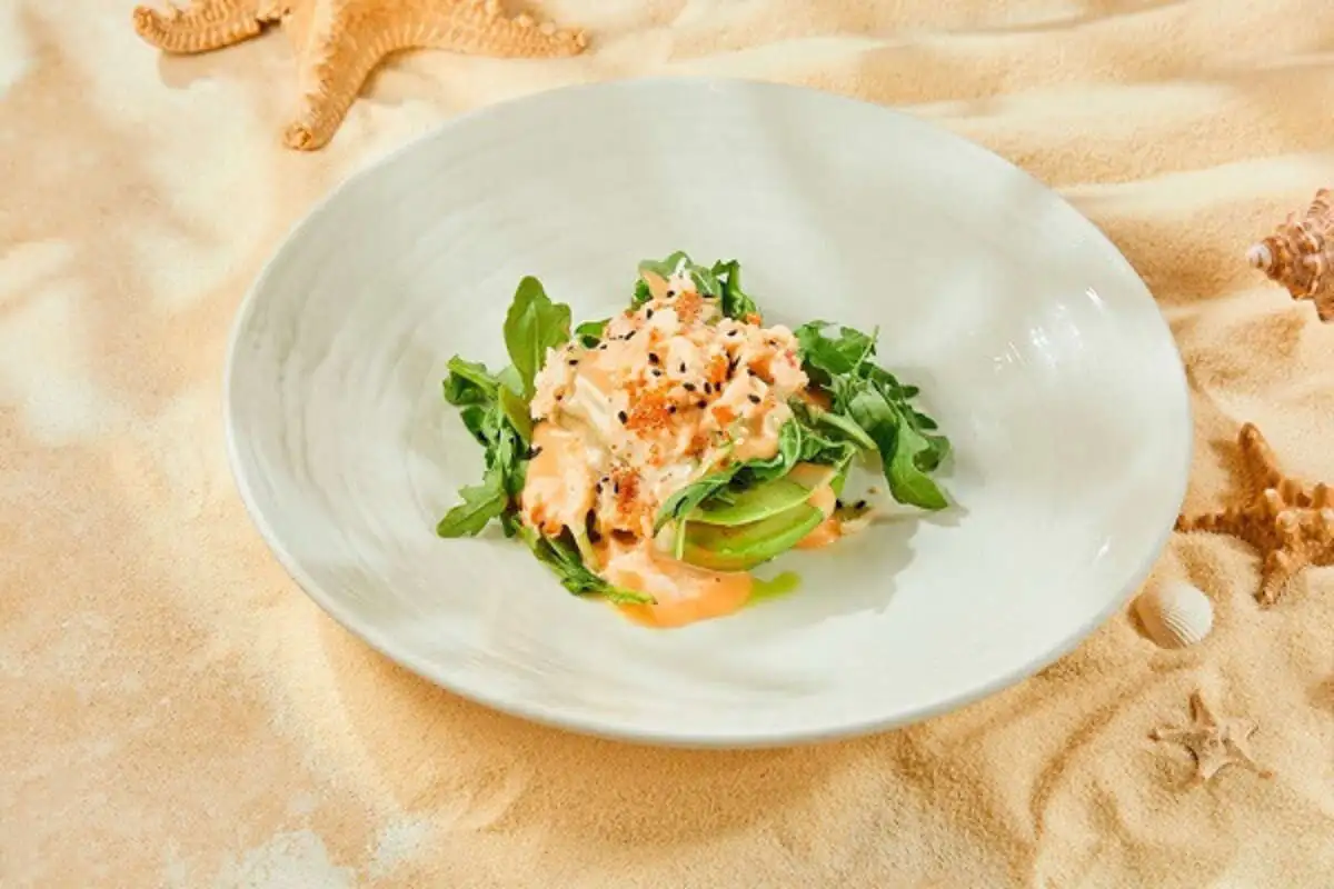 Авокадо на гриле со спайси крабом и тобико-васаби