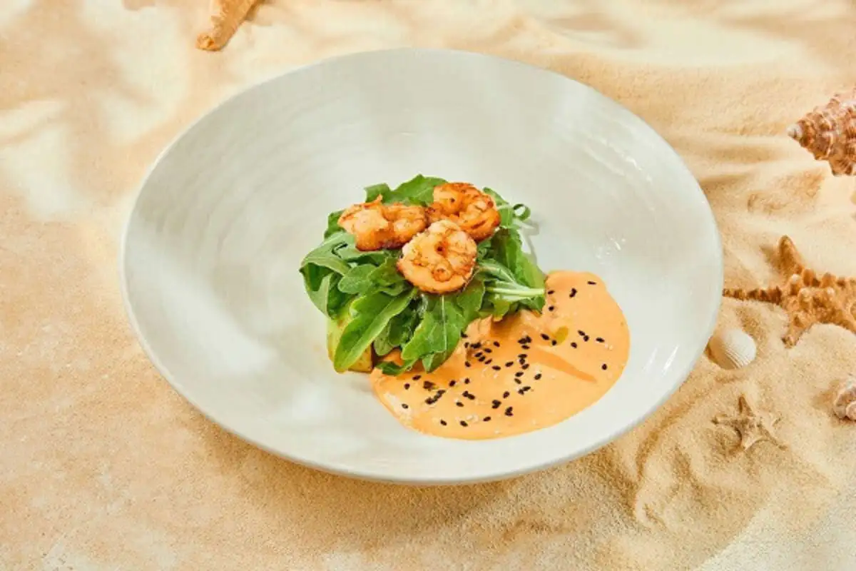 Авокадо на гриле с креветкой в соусе том ям