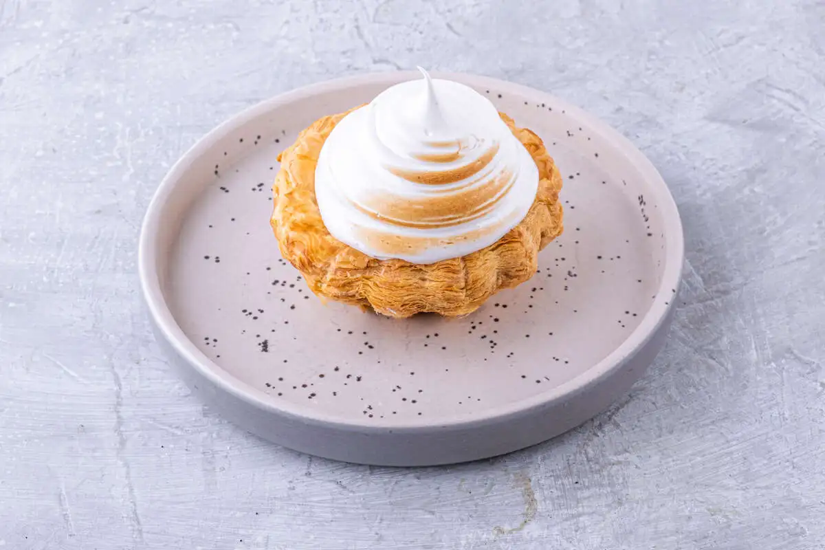 Паштел с карамелью и меренгой