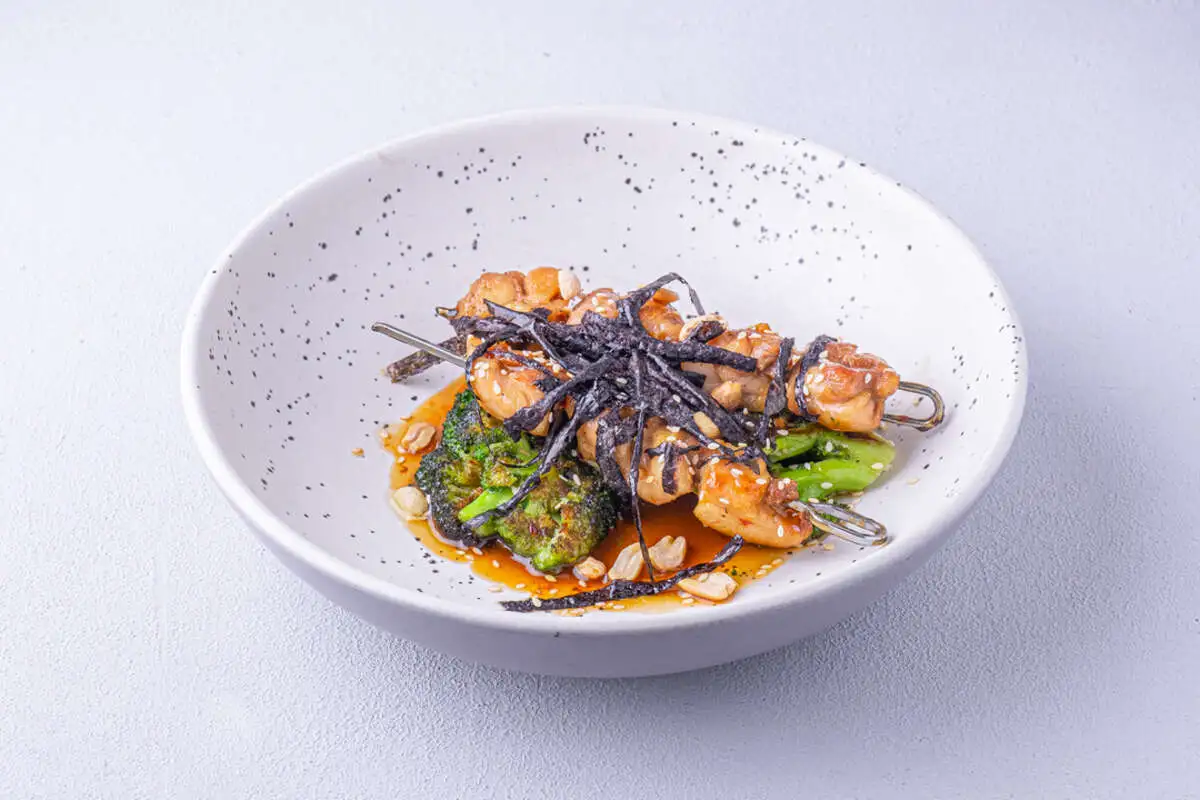 Куриные шашлычки и брокколи