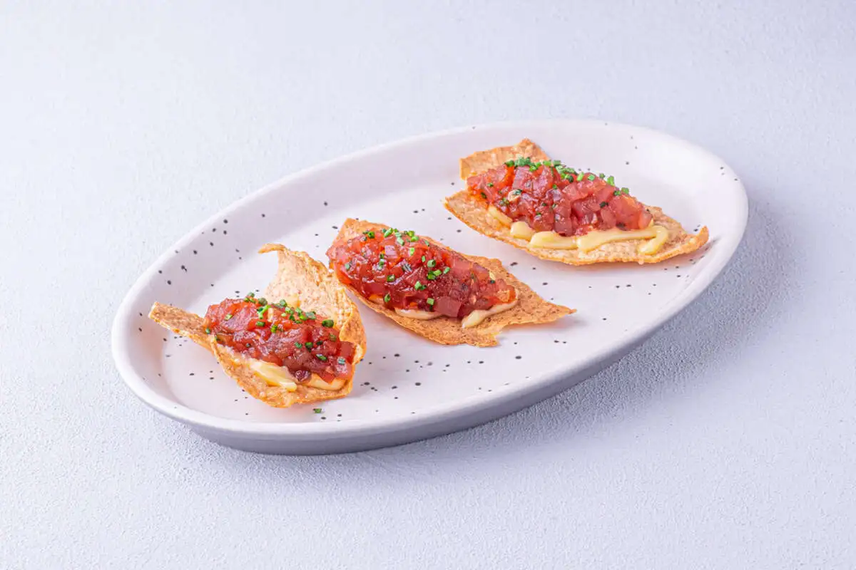 Тартар из тунца и чипсы из киноа