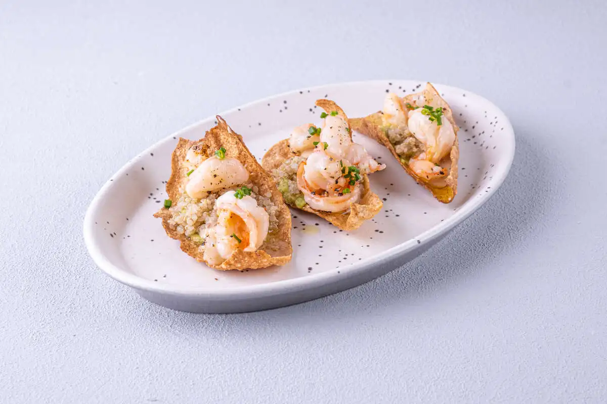 Гуакамоле с креветками и киноа