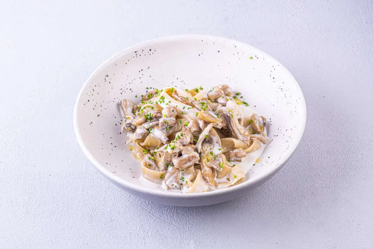 Феттучини с куриным бедром и лесными грибами