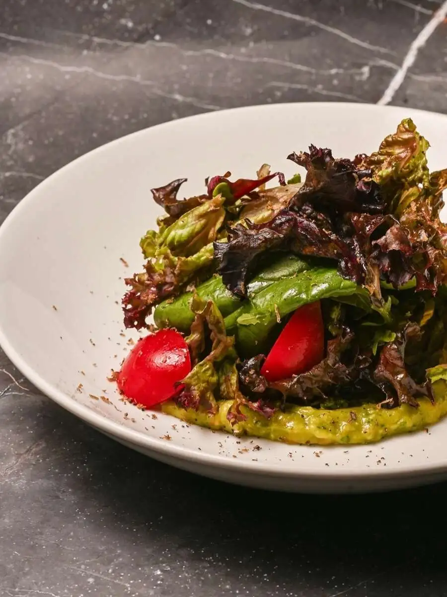 Салат с артишоками, холопеньо и гуакамоле