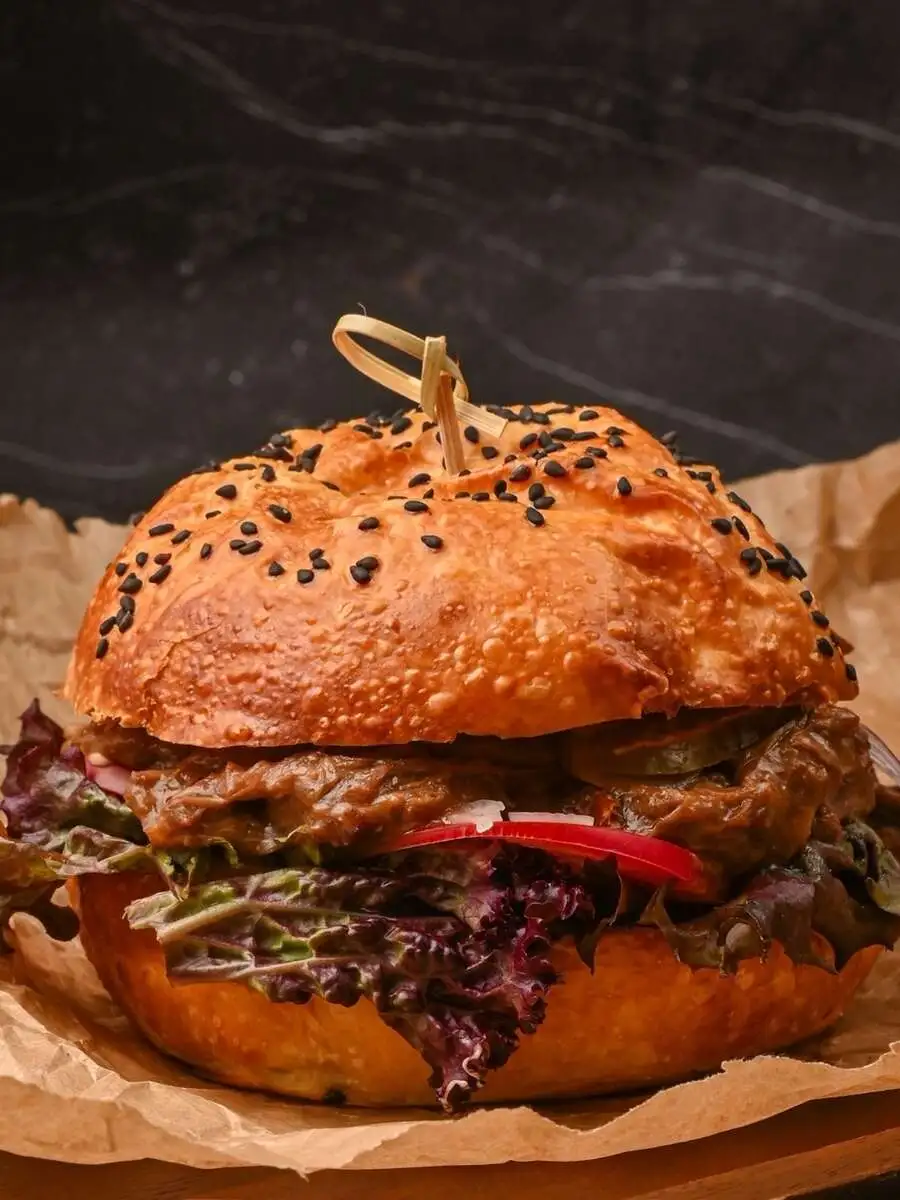 Бургер с бычьими хвостами