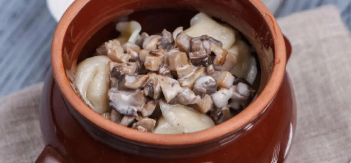 Вареники с курицей, грибами и мясной поджаркой