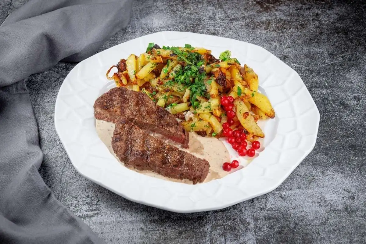 Говяжья вырезка с жареным картофелем 210 гр