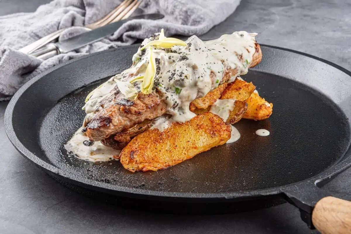 Стейк из филе индейки с картофельными дольками