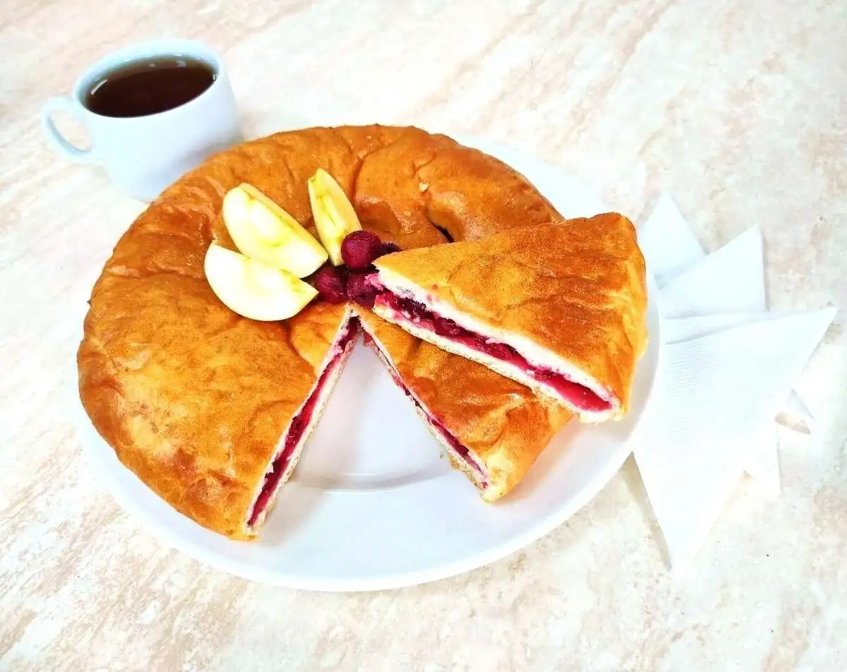 Пирог с яблоком и вишней
