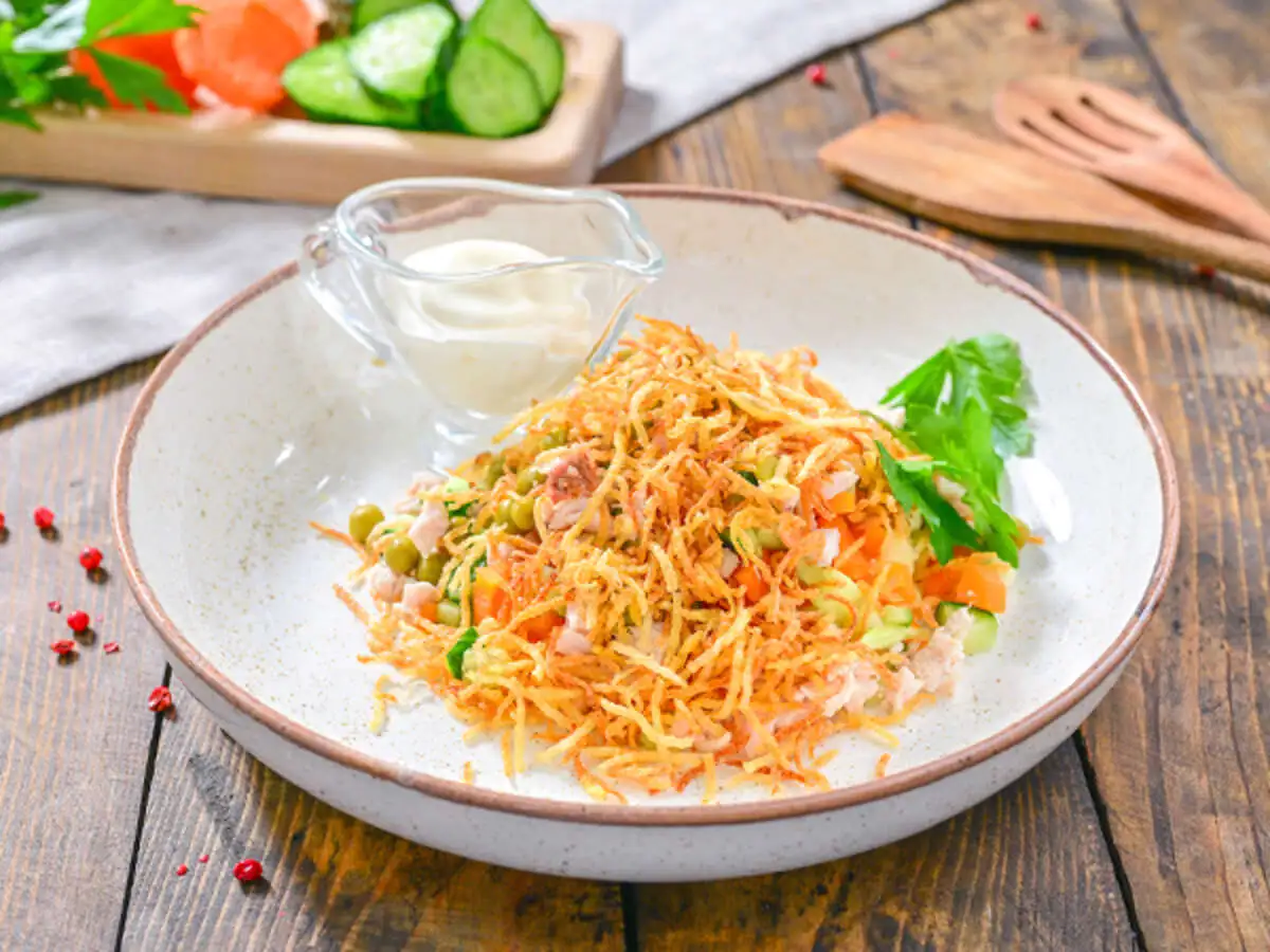 Салат Оливье с копчёной курочкой