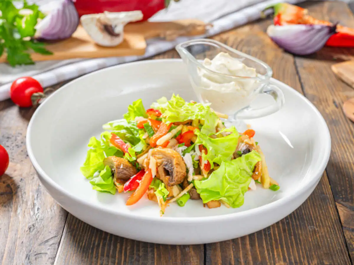 Салат с куриным филе и майонезом карри