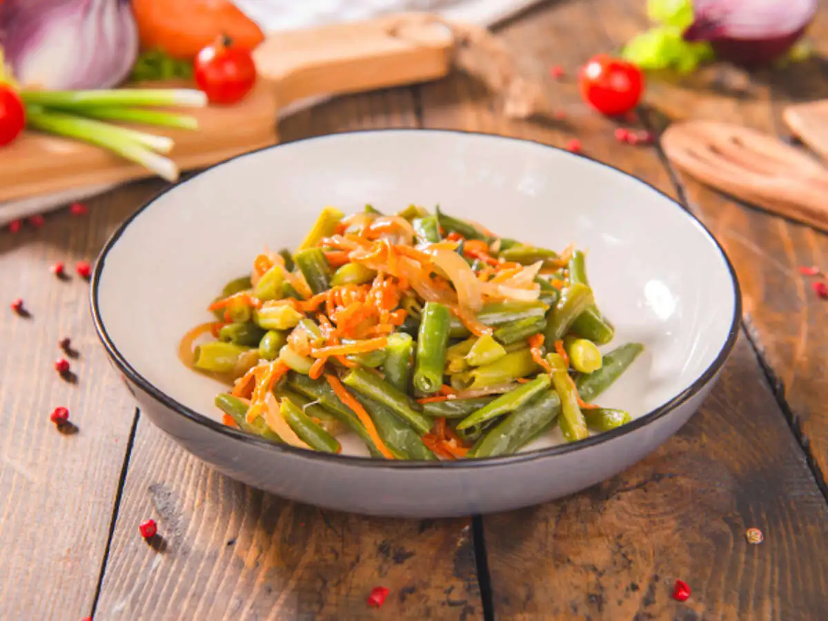 Фасоль стручковая жареная с овощами