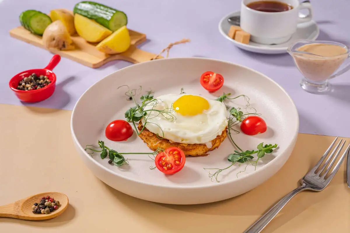 Картофельный драник с копчёной курицей и яйцом