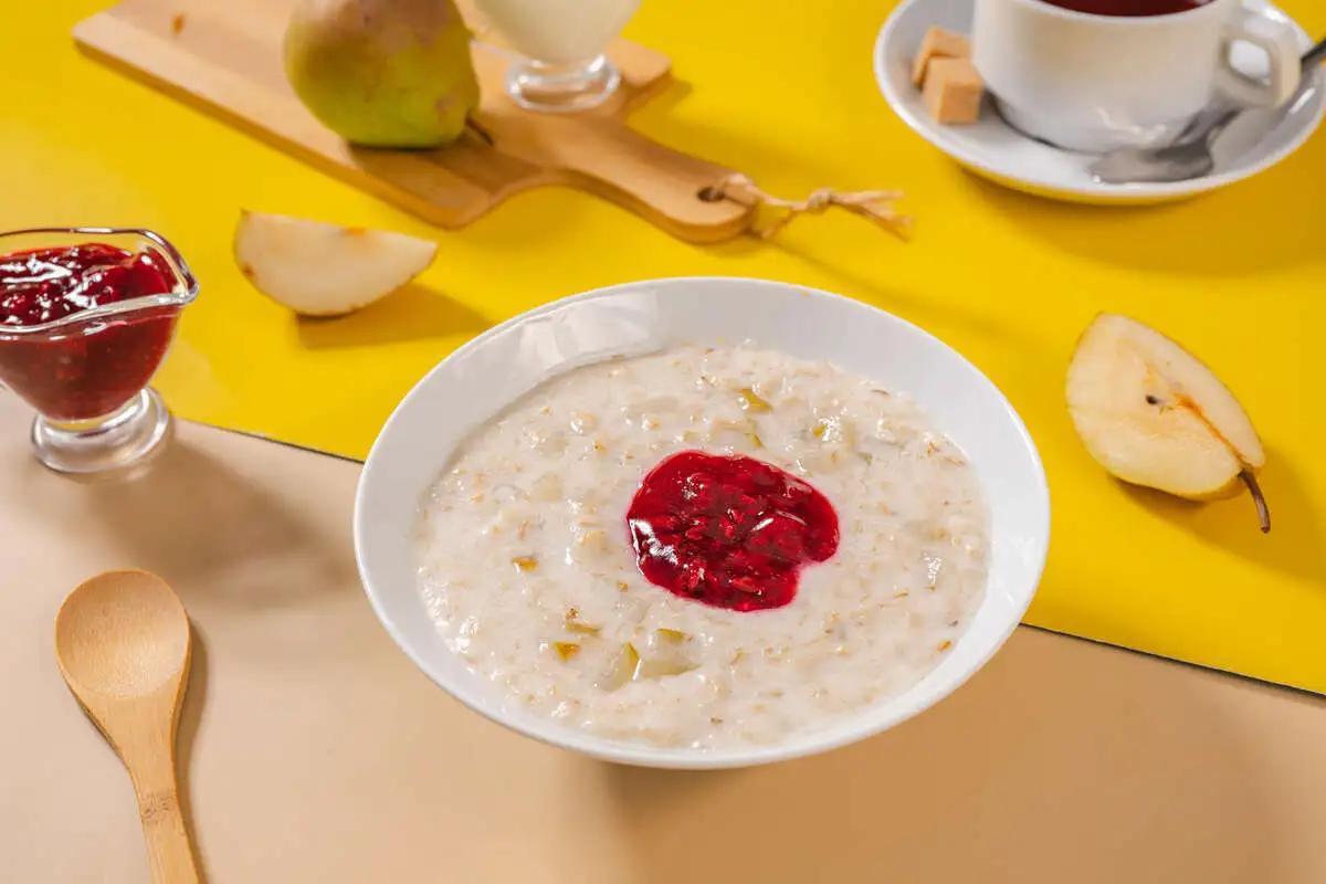 Каша овсяная с грушей и вишнёвым вареньем