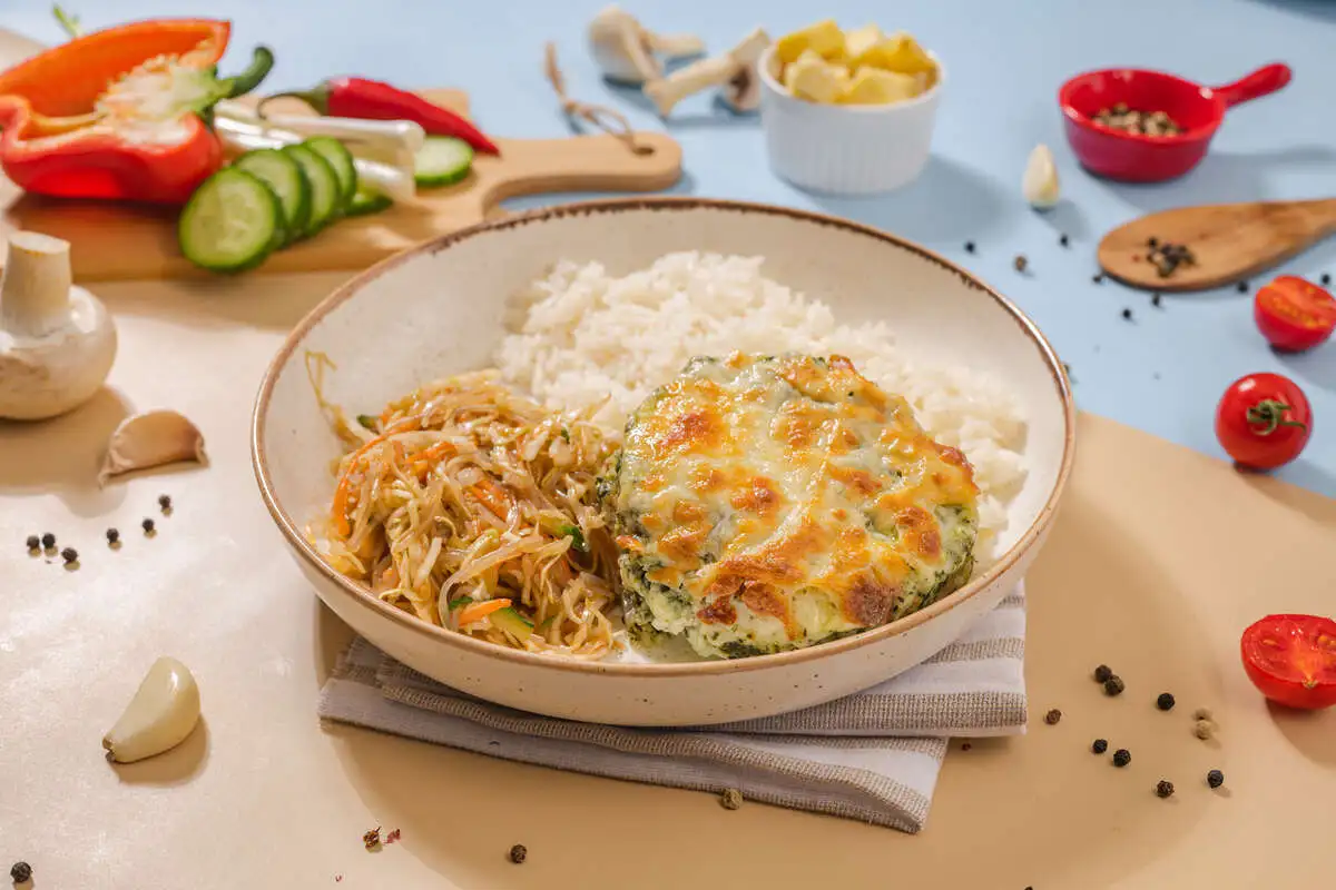 Филе белой рыбы с шампиньонами и шпинатом