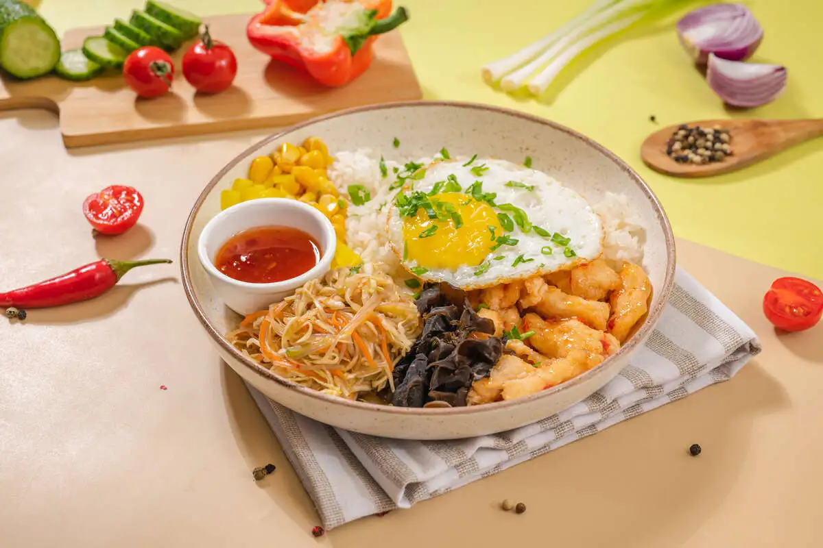 Куриное филе с овощами в кисло-сладком соусе