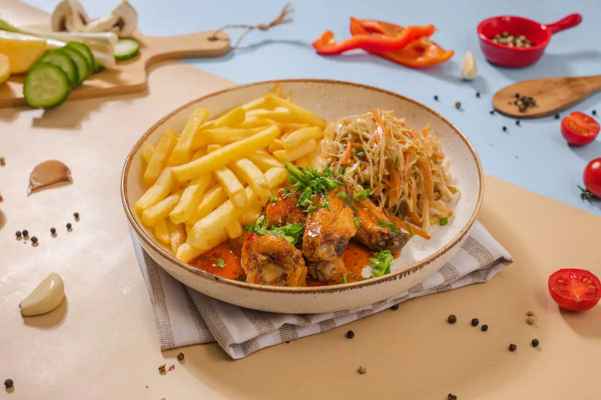 Куриные крылышки в соусе терияки с картофелем фри