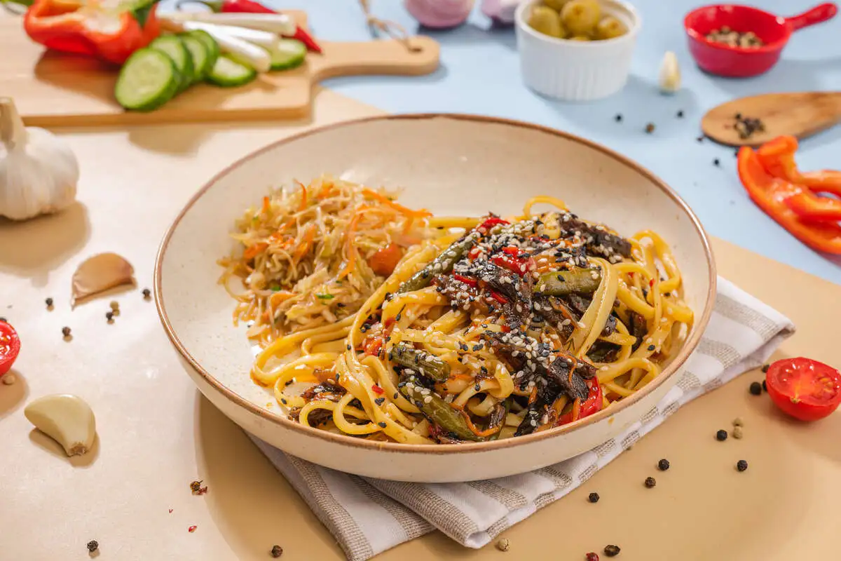 Лапша рамен с говядиной и овощами