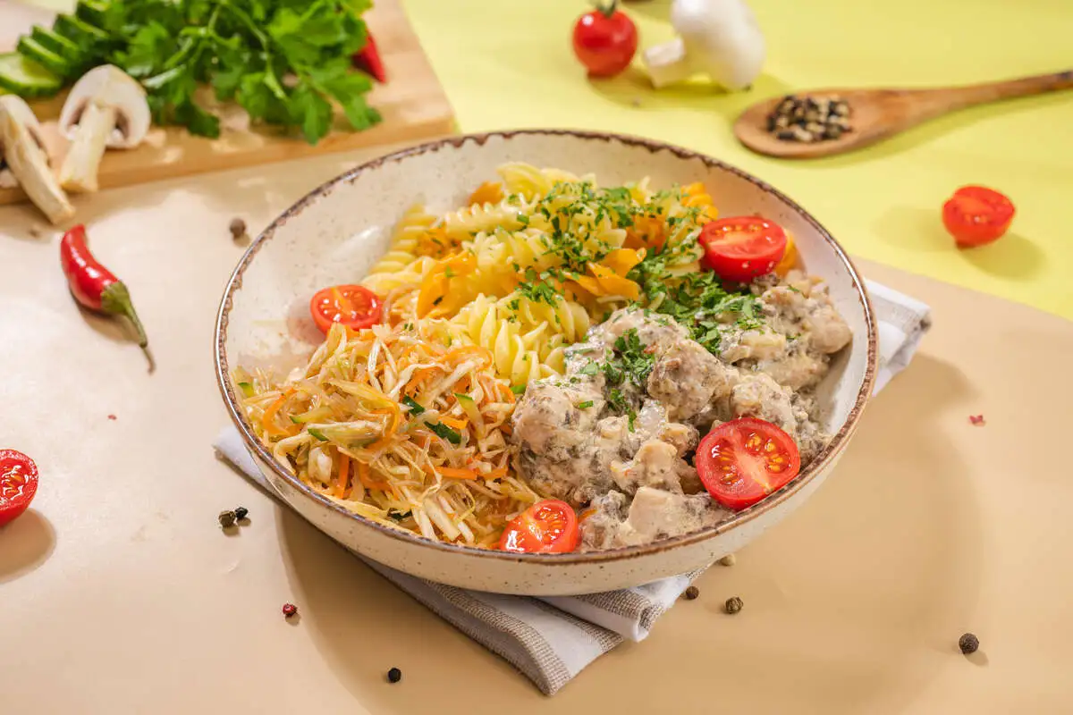 Курочка в сливочном соусе с макаронами
