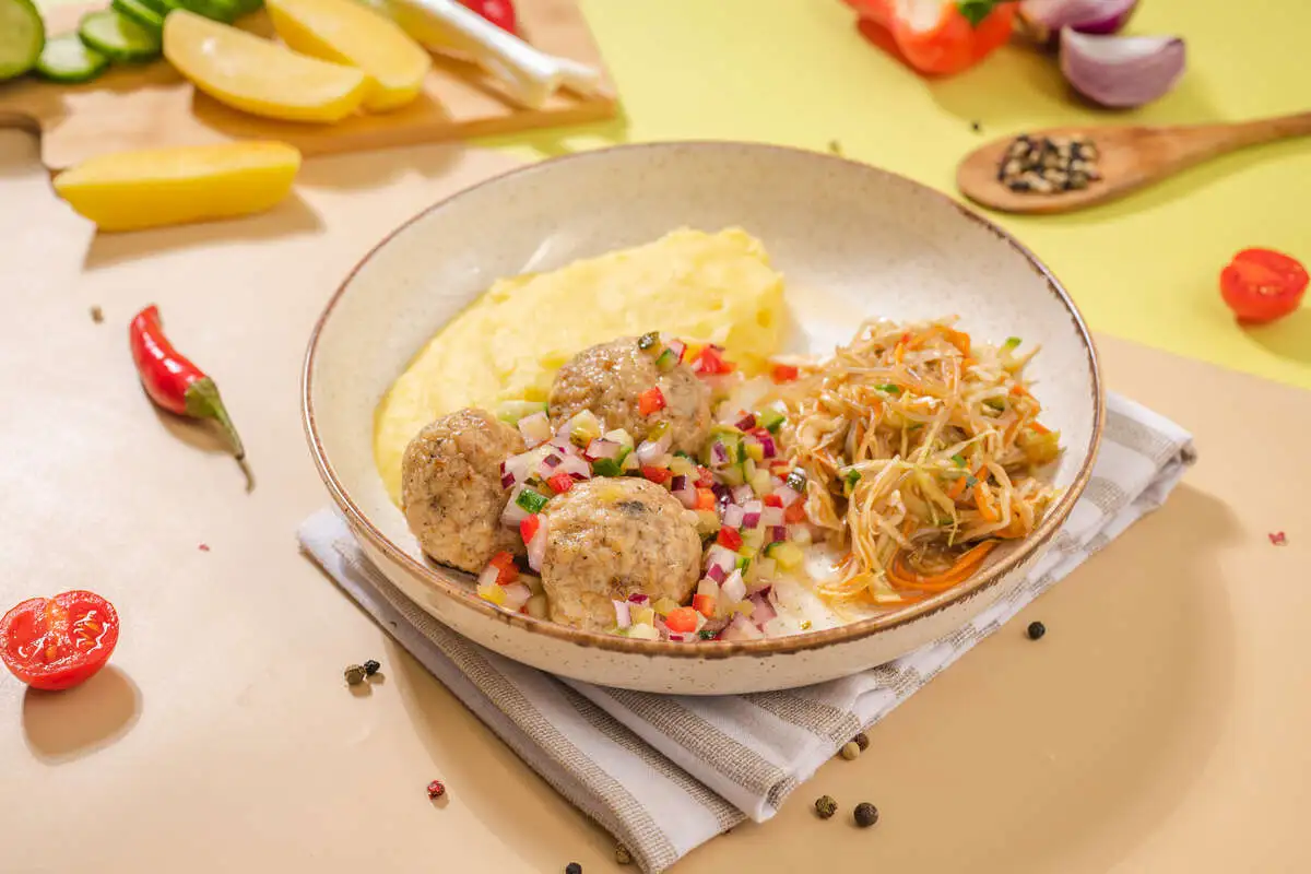 Митболы с вялеными томатами и канкасе из овощей