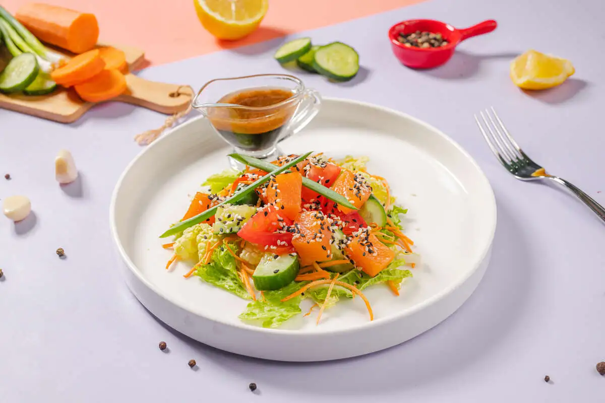 Салат с сёмгой и овощами