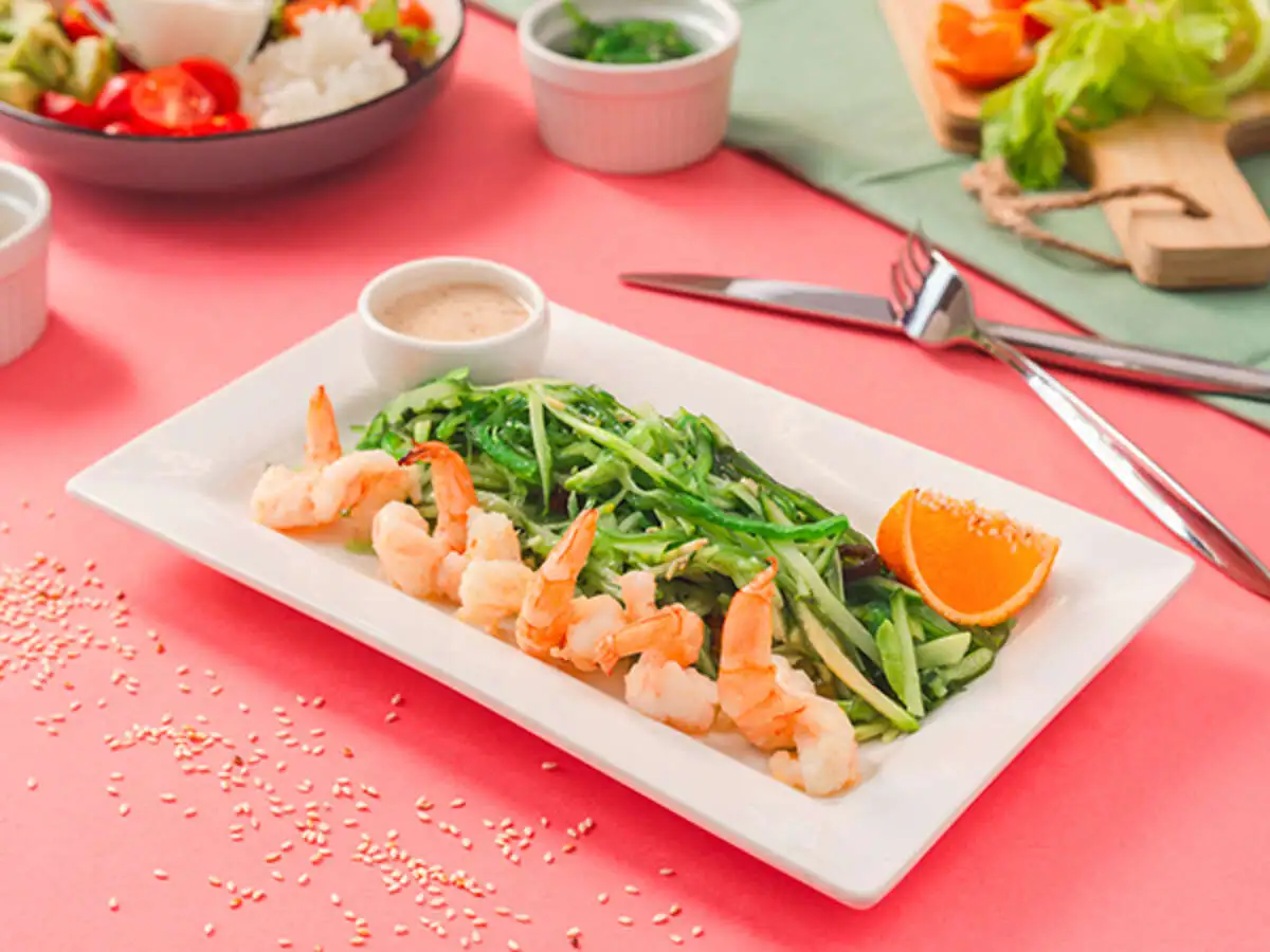 Салат с креветками, авокадо и чукой