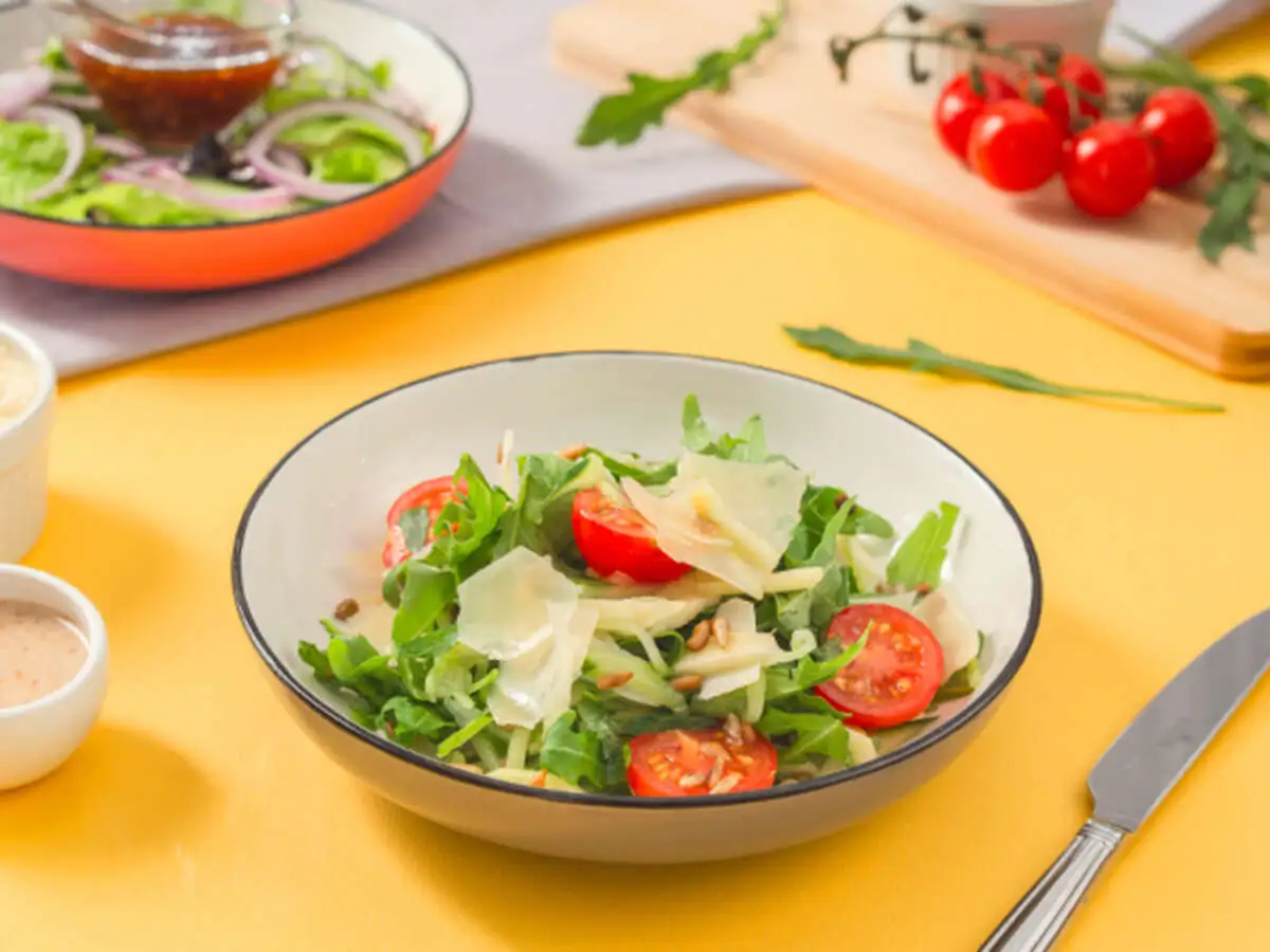 Салат с рукколой, яблоком и пармезаном