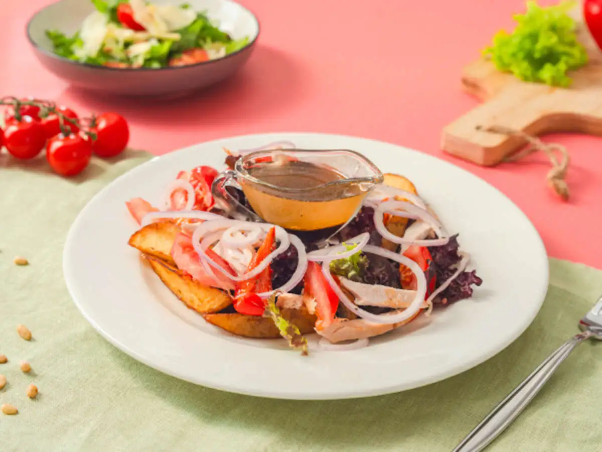 Салат с копчёной курицей и томлёным картофелем