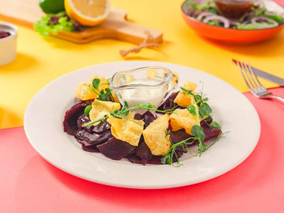 Салат со свёклой и рисовыми чипсами