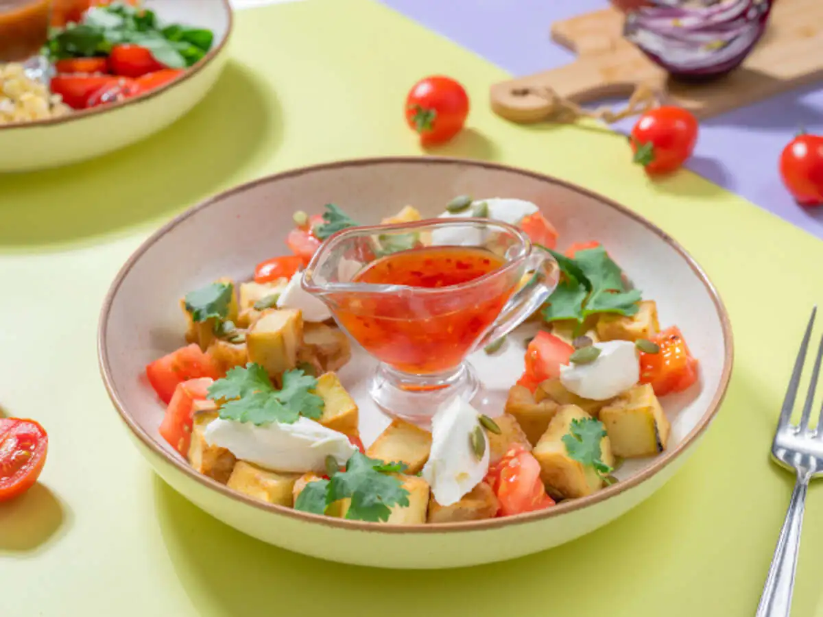 Салат с хрустящими баклажанами и помидорами