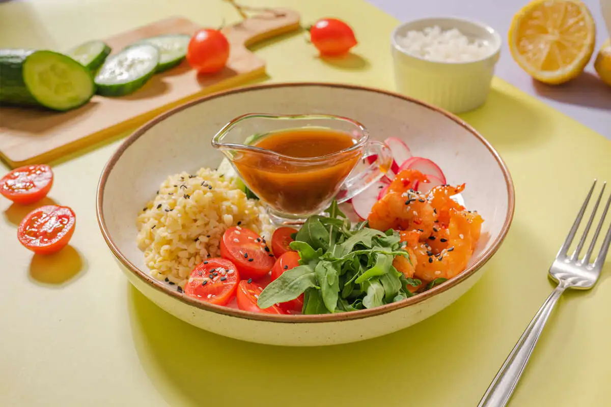 Боул с булгуром и креветками